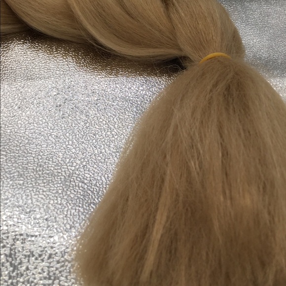Synthetic braid blond 22” Final cut - Picture 4 of 7